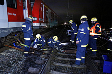 Mit Gurten der Deutschen Bahn wird der Zug am Gleis gesichert. Foto: THW/Alexander Mann